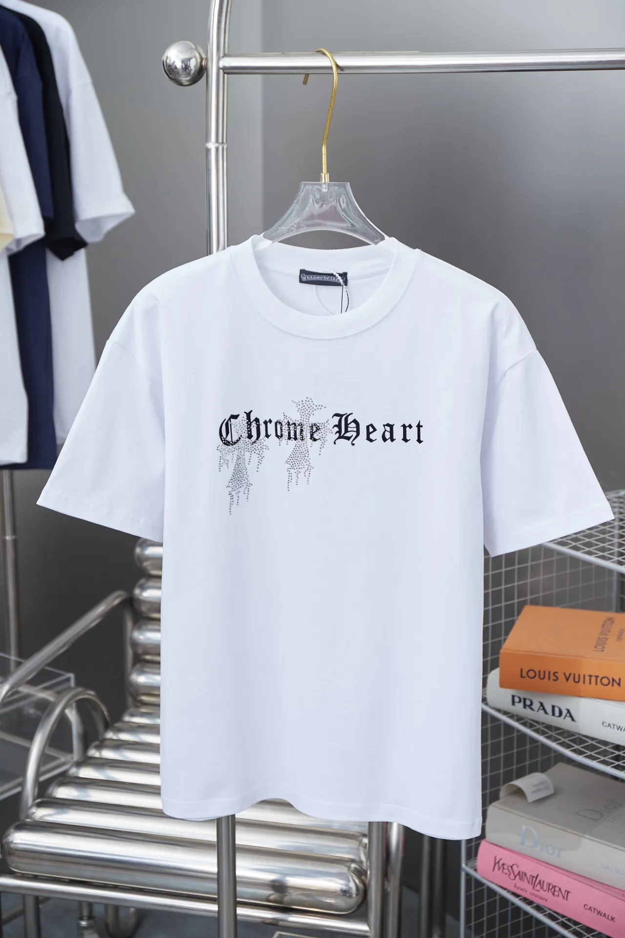 🅿️200 Chrome Hearte 25SS early spring new style, flocking printed hot diamond short sleeves, light luxury, essential item for daily commuting for men and women, correct version, welcome to compare, detailed features · 280 grams of 100% pure cotton double yarn jersey fabric · Special thickened 32 pieces of double-strand 1X1 thread in the same vat custom dyeing · Three-dimensional flocking pattern ➕Imported Australian matte pearl diamonds · Double needle stitching and cross-stitch technology · Original main mark, washed tag, brand moisture-proof paper packaging Color: black/white/blue/burgundy Size: S/M/L/XL